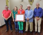 Elvas: José Rondão Almeida, entregou esta segunda-feira, dia 28, um Voto de Louvor ao jovem atleta elvense Francisco Laranjeira