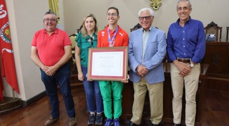 Elvas: José Rondão Almeida, entregou esta segunda-feira, dia 28, um Voto de Louvor ao jovem atleta elvense Francisco Laranjeira