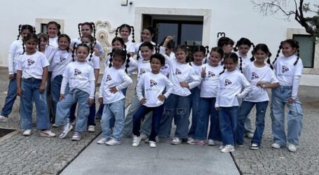 A edição inaugural do festival Elvas Dança prosseguiu na manhã deste domingo, 5 de maio, com a atuação dos alunos do ginásio AltoEspírito no pátio exterior do MAEE – Museu de Arqueologia e Etnografia de Elvas António Tomás Pires.