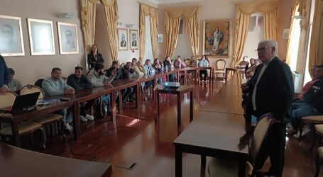 O presidente da Câmara Municipal de Elvas, comendador José Rondão Almeida, recebeu, na manhã desta terça-feira, os elementos das famílias desalojadas e afetadas pelo incêndio desta madrugada no Bairro das Pias.