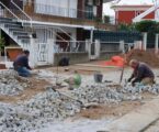 A empreitada de colocação de calçadas, em cubos de granito, prossegue agora, com a requalificação a ter início na Avenida da Piedade, junto ao tabuleiro do Parque da Piedade