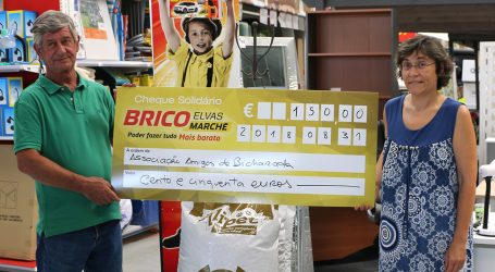 Bricomarché de Elvas entrega ração e Cheque Solidário aos Amigos da Bicharada