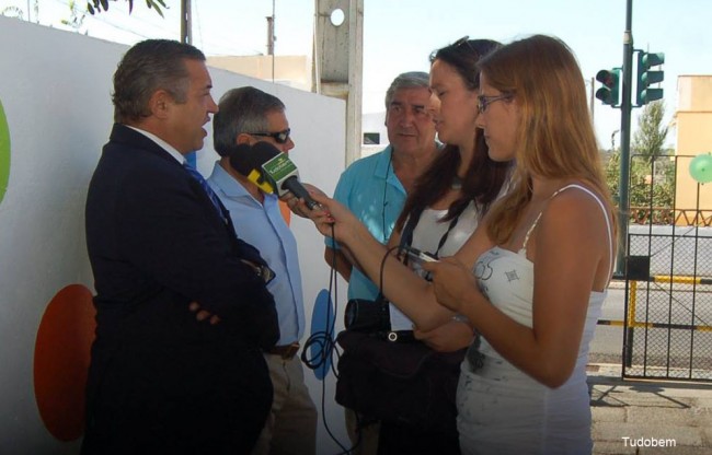 Momento em que o Director da Segurança Social falava aos órgãos de comunicação