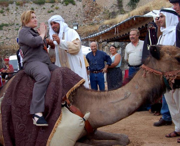 Foto: Drª Elsa Grilo, Vereadora do Município Elvense, prepara a sua primeira viagem de camelo